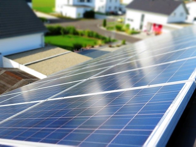 retribución de las energias renovables panel solar en el tejado de una zada